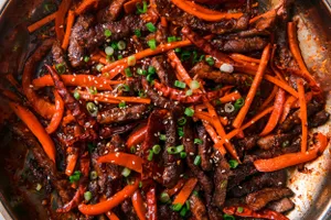 Sliced beef Szechuan sauce with sizzling plate