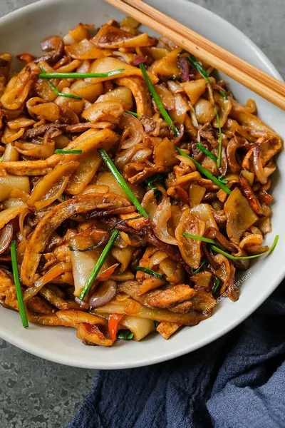Stir fried ho fun noodle with vegetables