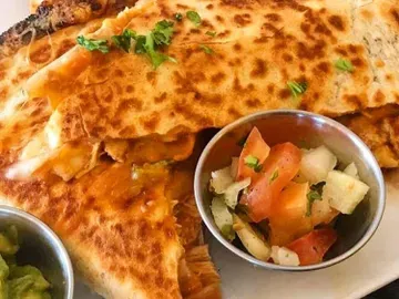 QUESADILLA CHILLI CON CARNE